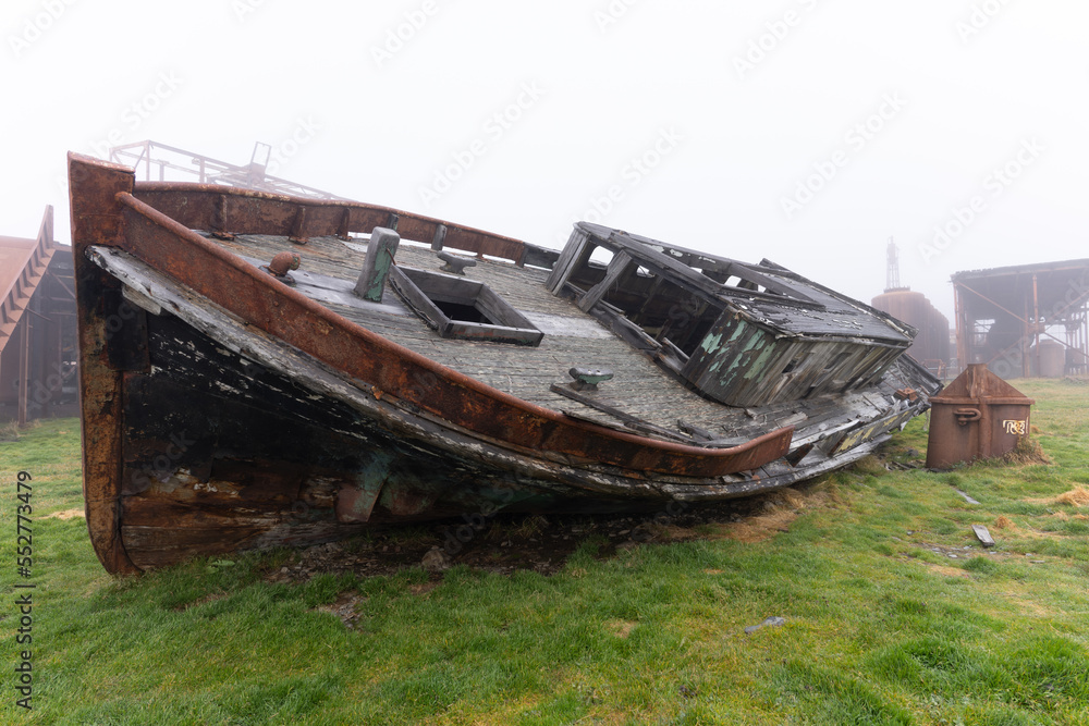alte, rostige Walfangschiffe und Verarbeitungsanlagen in einer mittlerweile verlassenen Walfangstation in Grytviken -auf der Insel Südgeorgien alte, rostige Walfangschiffe und Verarbeitungsanlagen in einer mittlerweile verlassenen Walfangstation in Grytviken -auf der Insel Südgeorgien