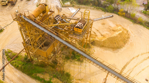 Tableau sur toile Aerial view of a plant for crushing and sorting aggregates