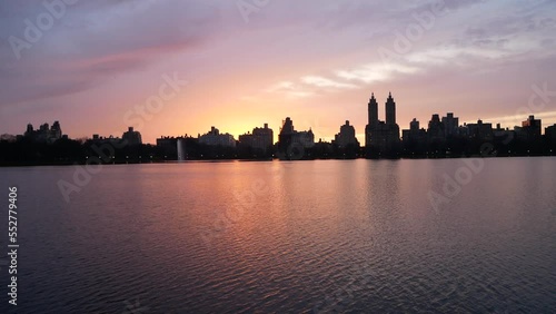 Atardecer sobre lago en central park, NYC