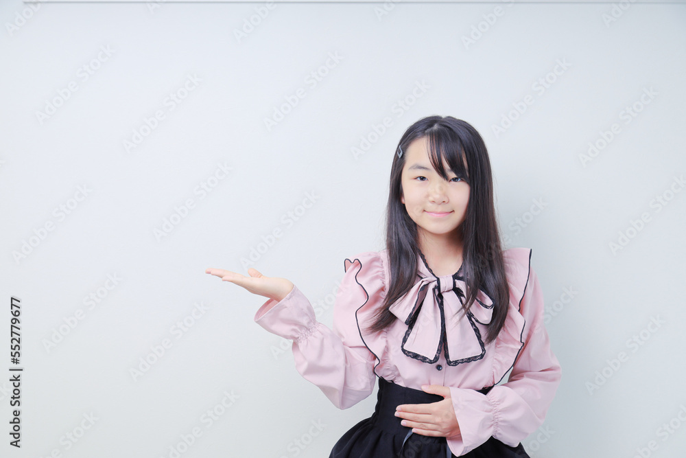 どうぞと右手でポーズをする量産型女子 どうぞと右手でポーズをする量産型女子