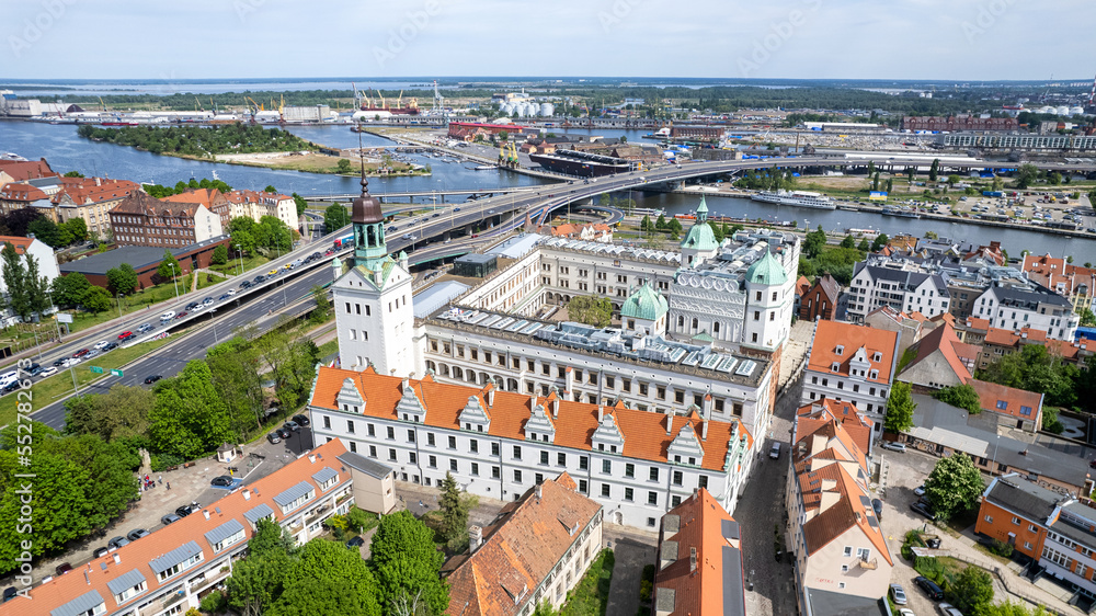 Szczecin - aerial city landscape. The Chrobry shafts, the theater and the panorama of the city. Monuments and tourist attractions of the city of Szczecin: Hakena Terrace, Chrobrego Boulevard. - obrazy, fototapety, plakaty 
