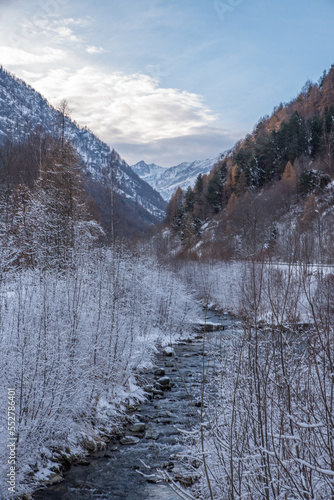 L’inverno in Valle Varaita: il lago di Pontechianale, la neve ed il ghiaccio sugli alberi photo