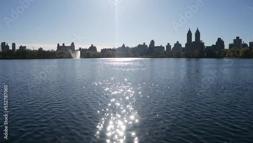 Sol sobre lago de Central Park, NYC