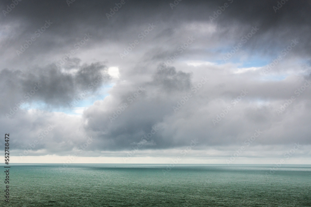 Arrivée d'un grain au dessus de la mer à Mers-les-bains