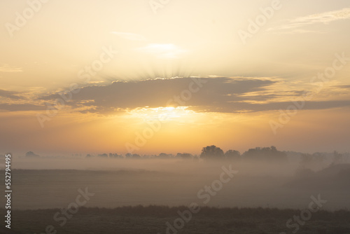 Fototapeta Naklejka Na Ścianę i Meble -  Landschaft bei Sonnenaufgang im Nebel, weite Aussicht