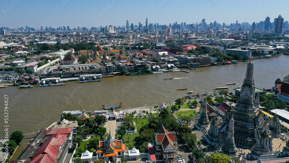 The beauty and highlight of Wat Arun is the Prang which is located on the Chao Phraya River, Bangkok