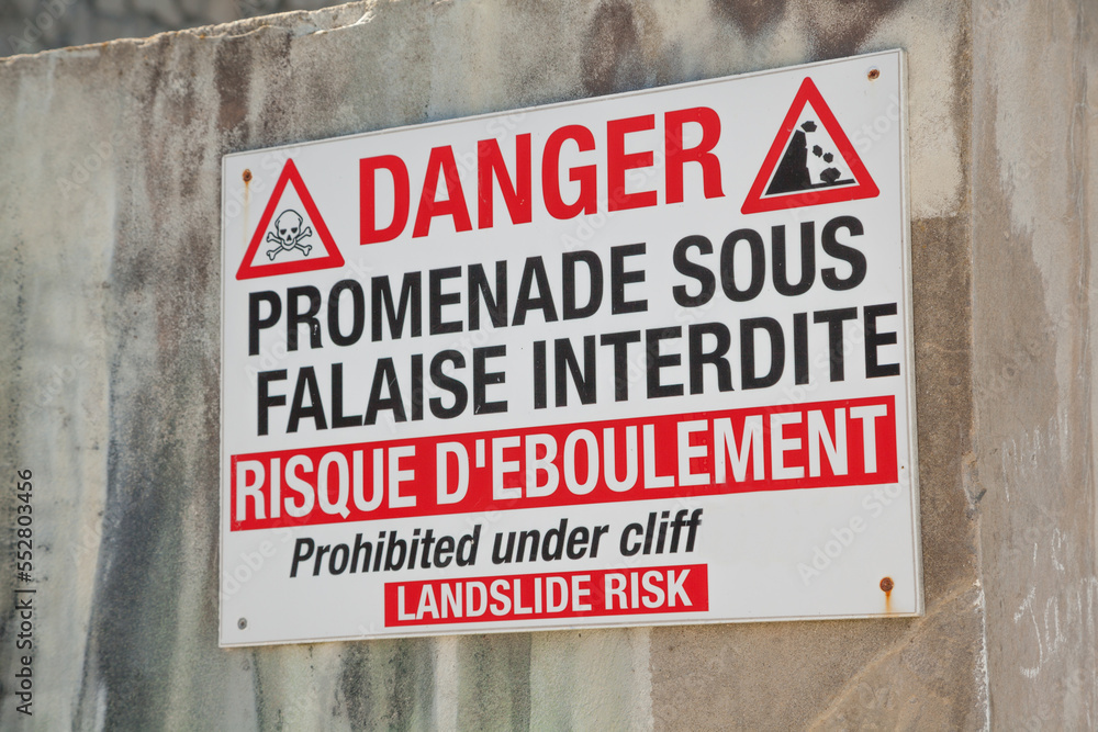 Warnschild Steinschlag unterhalb einer Steilküste bei Ault, Frankreich Warnschild Steinschlag unterhalb einer Steilküste bei Ault, Frankreich