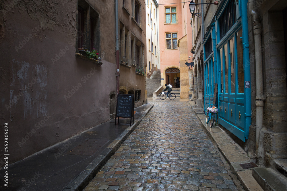 ruelle du Vieux Lyon un jour de pluie