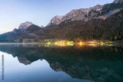 Vista lago de Hintersee, Ramsau bei Berchtesgaden, en Alemania, europa