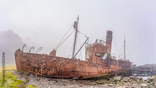 Fotografie alte, rostige Walfangschiffe und Verarbeitungsanlagen in einer mittlerweile verl