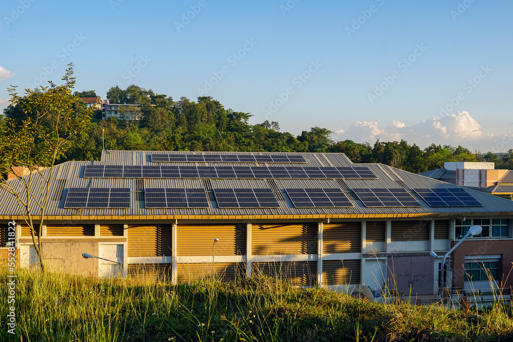 A solar roof system in a building that installs solar panels on the roof of the building. To generate electricity, which will save electricity and reduce global warming.