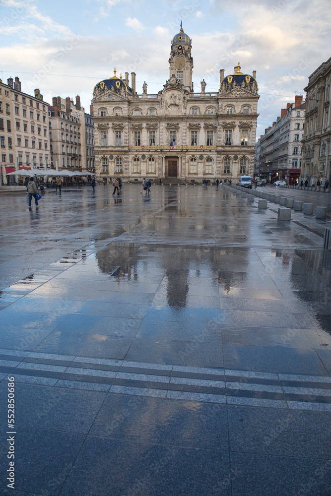 la place des terreaux à Lyon et l'hôtel de ville après la pluie