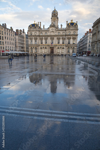 Photography la place des terreaux à Lyon et l'hôtel de ville après la pluie
