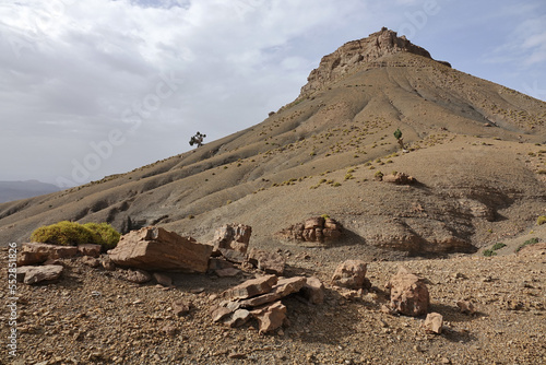 La grande traversée de l’Atlas au Maroc, 18 jours de marche. Vallée d'Igarnane, franchissement du col de Tamda et bivouac au bord du lac glacial de Tamda
 photo