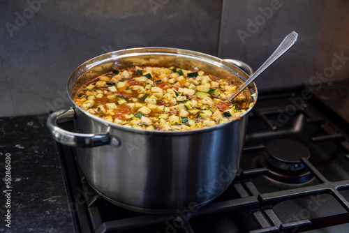 zupa toskańska gotująca się na kuchence gazowej w dużym garnku stalowym