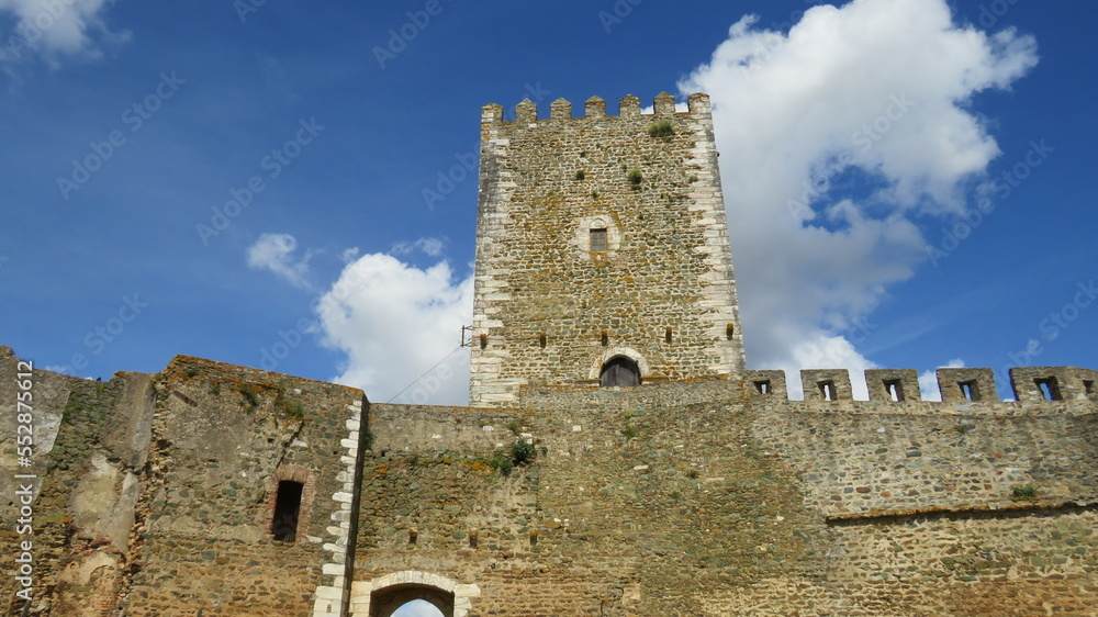 Ruinas do Castelo medieval fortificado de Portel em Portugal, muralhas e torre em um belo dia de sol. Ruinas do Castelo medieval fortificado de Portel em Portugal, muralhas e torre em um belo dia de sol.