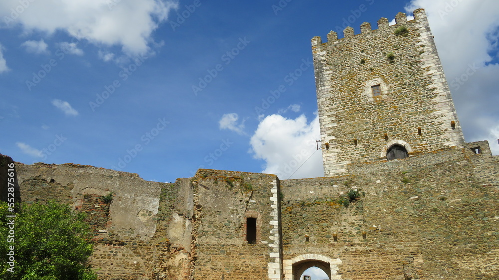 Ruinas do Castelo medieval fortificado de Portel em Portugal, muralhas e torre em um belo dia de sol. Ruinas do Castelo medieval fortificado de Portel em Portugal, muralhas e torre em um belo dia de sol.