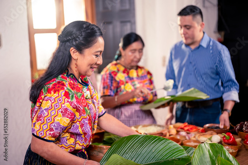 Madre enseña a su hijo a cocinar. Familia Guatemalteca cocinando. 