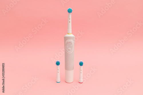 Electric tooth counter with nozzle on a pink background © Tetiana Romaniuk