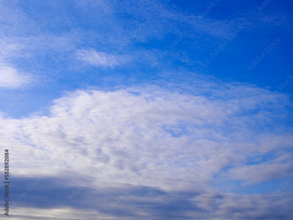 Farbiger Himmel mit interessanten Wolken als Hintergrund