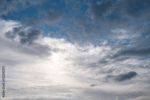 Farbiger Himmel mit interessanten Wolken als Hintergrund