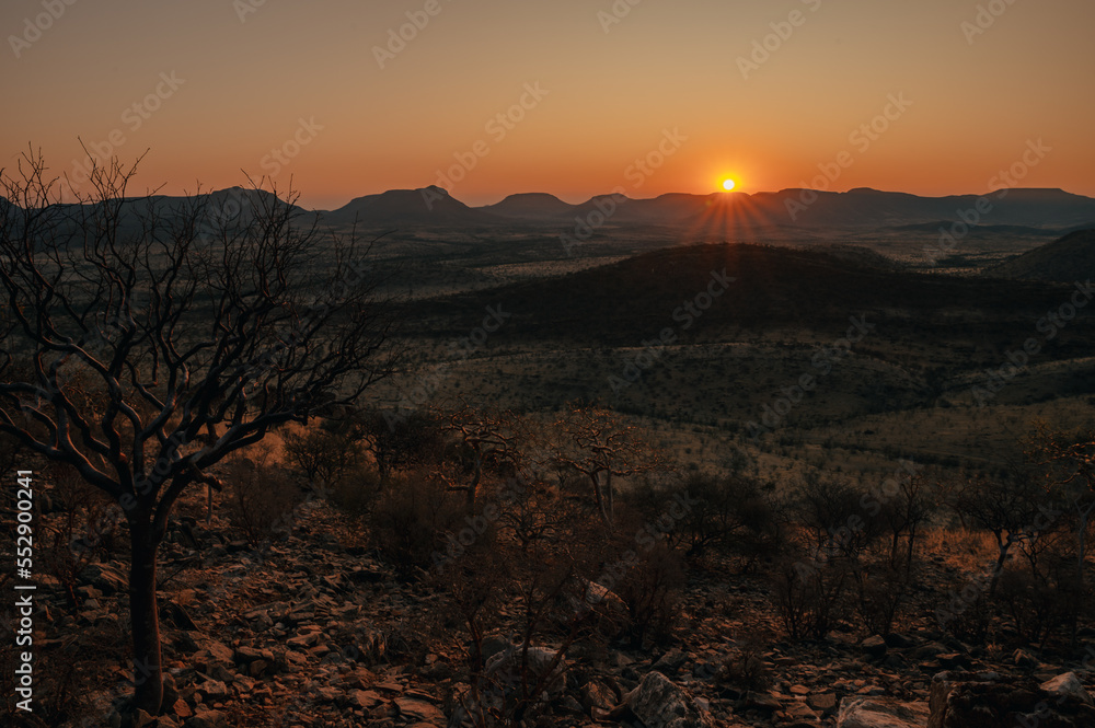 Epischer Panoramablick bei Sonnenuntergang in den Bergen des Kaokoveld, Namibia