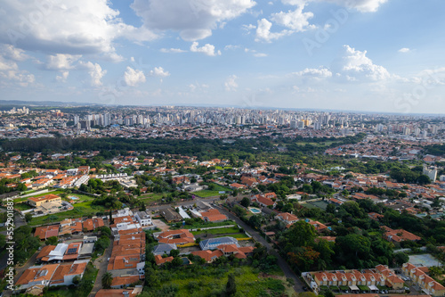 Alto Taquaral neighborhood in the interior of Campinas, São Paulo. Neighborhood with high standard houses, vegetation and houses under construction. © Paulo