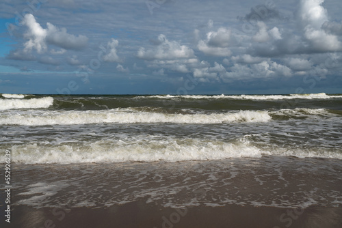 Foto View of the incoming wave on the Baltic Sea on the shore of the Curonian Spit on