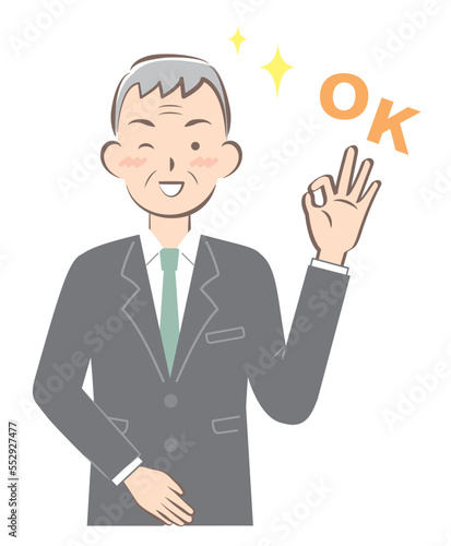 OKサインを出すスーツ姿のシニア男性
