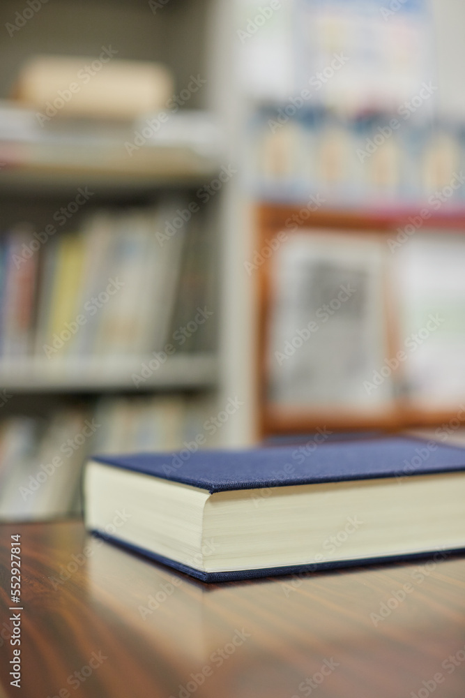 図書館の机の上の本の様子 図書館の机の上の本の様子