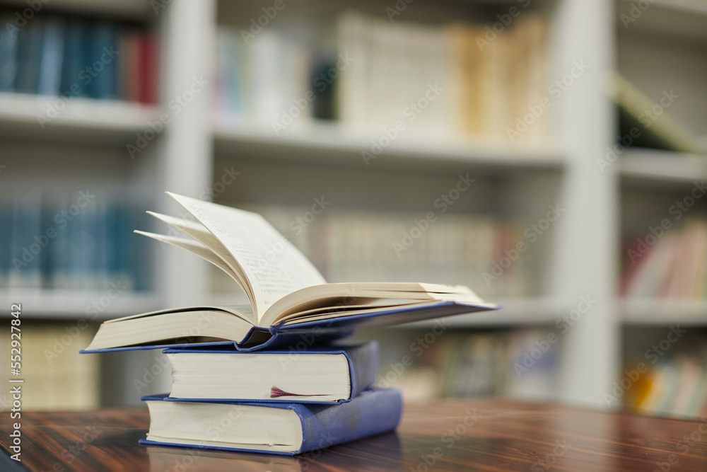 図書館の机の上の本の様子 図書館の机の上の本の様子