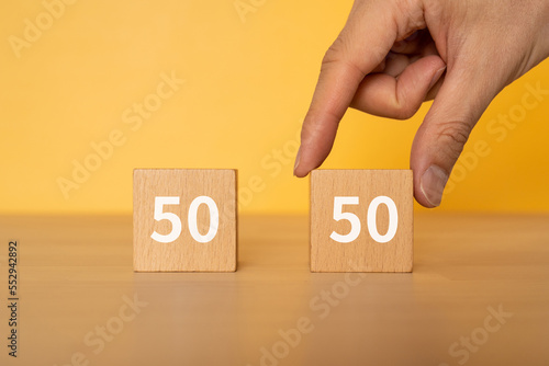 50と書かれたブロックと手