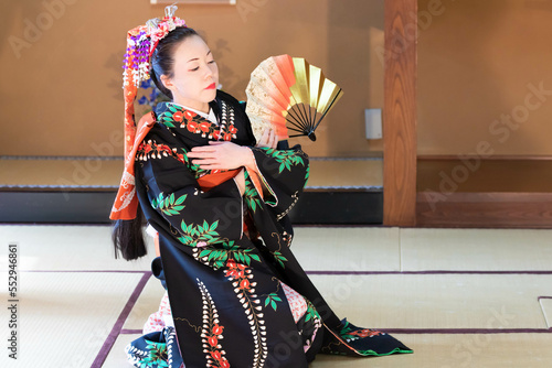 着物姿で扇子を持って日本舞踊を踊る若い日本人女性 photo