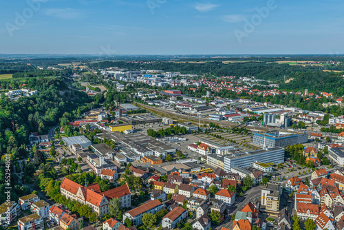 Biberach an der Ri   am sp  ten Nachmittag im Luftbild  Ausblick auf die Industriegebiete n  rdlich der Innenstadt
