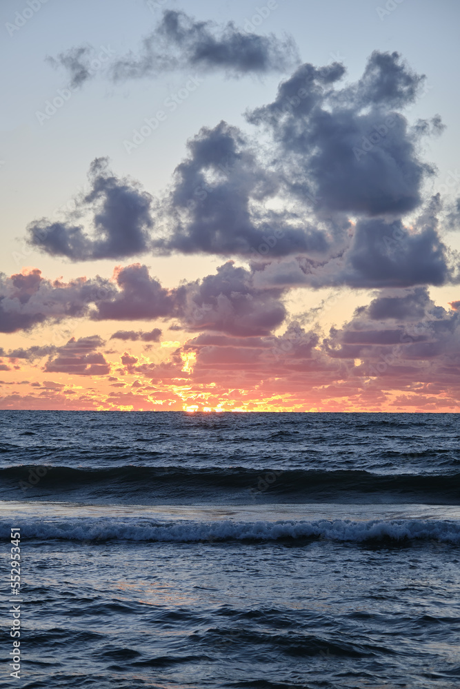 Obraz premium summer dramatic sunset