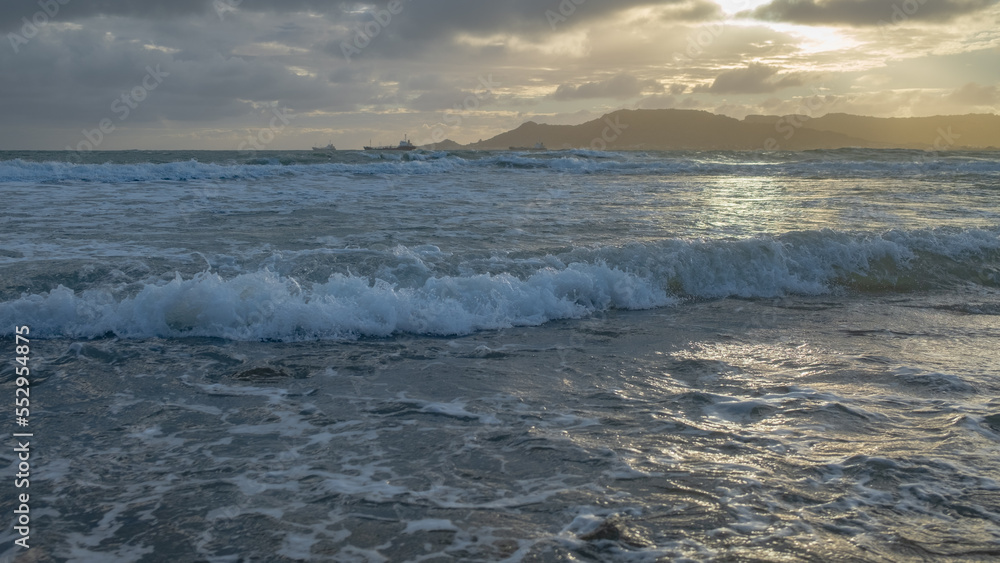 沖縄・中城湾の朝の打ち寄せる波