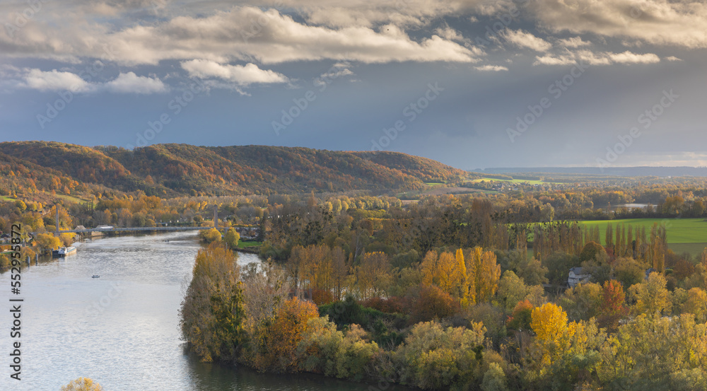 Le fleuve la Seine en saison d'automne