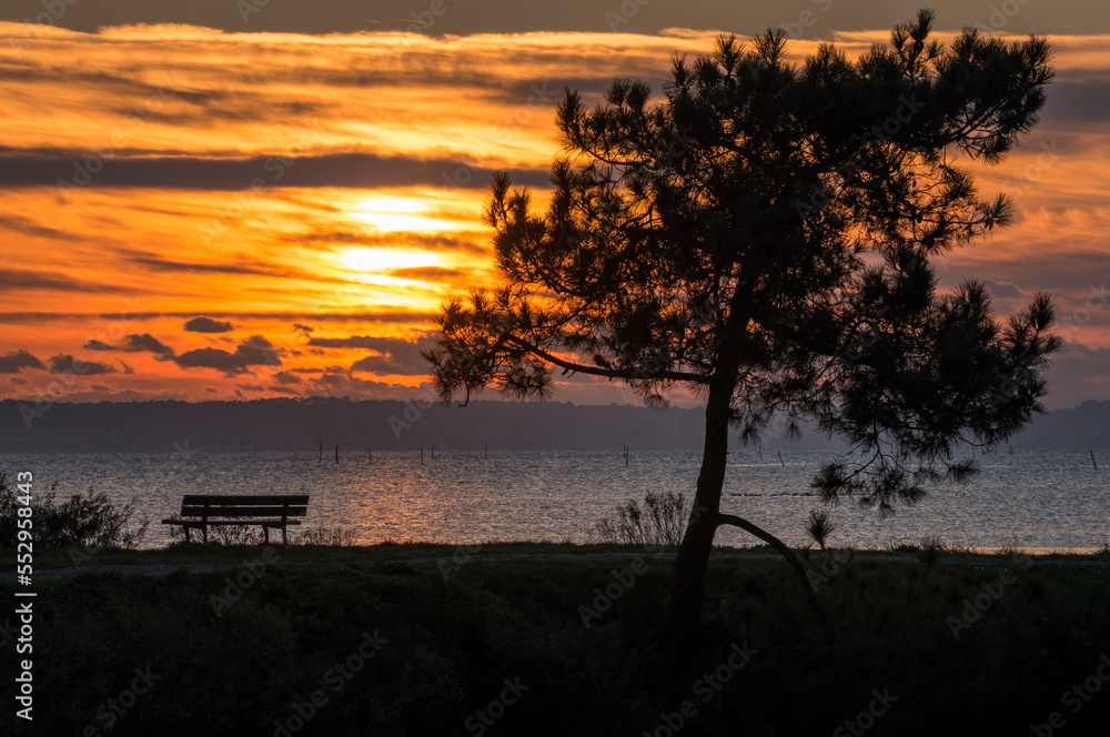 Coucher de soleil et reflet sur le bassin d'Arcachon Coucher de soleil et reflet sur le bassin d'Arcachon