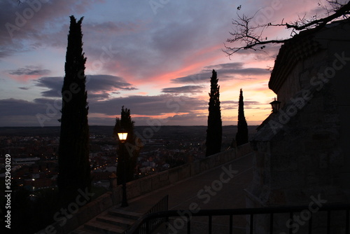 Puesta de sol con farola