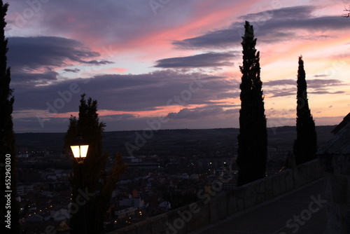 Puesta de sol con farola
