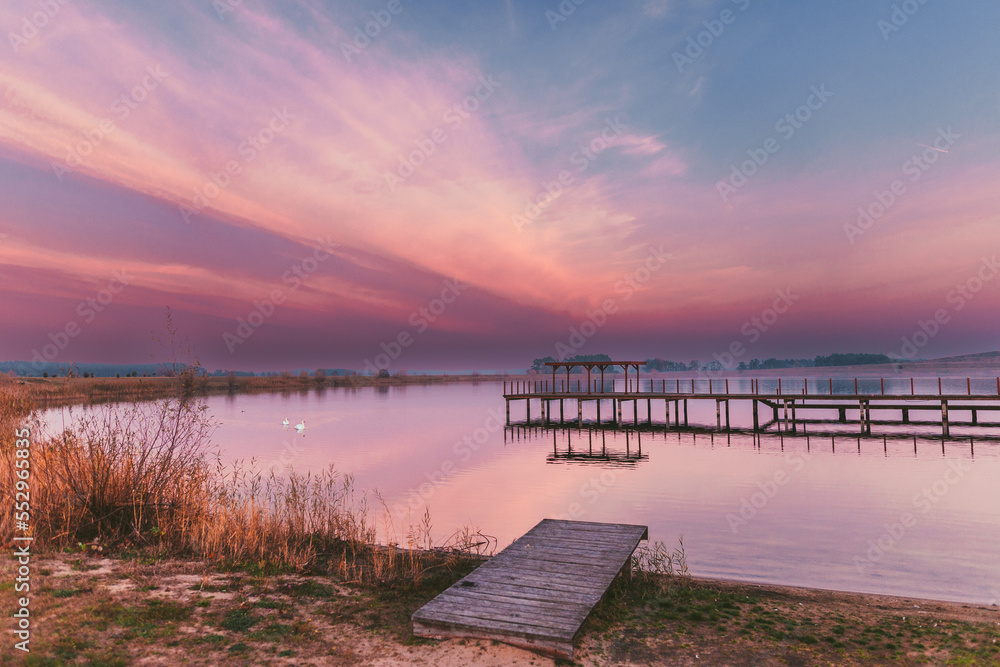 Fototapeta premium Zachód słońca nad stawem