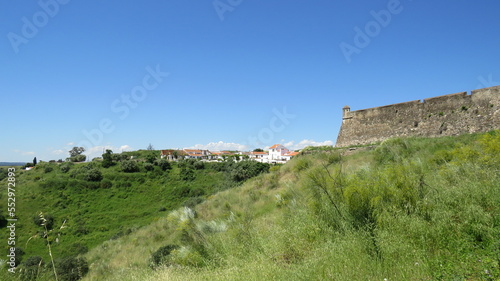 Ruinas da fortaleza de Jurumenha banhada pelo rio, Portugal, divisa com a Espanha