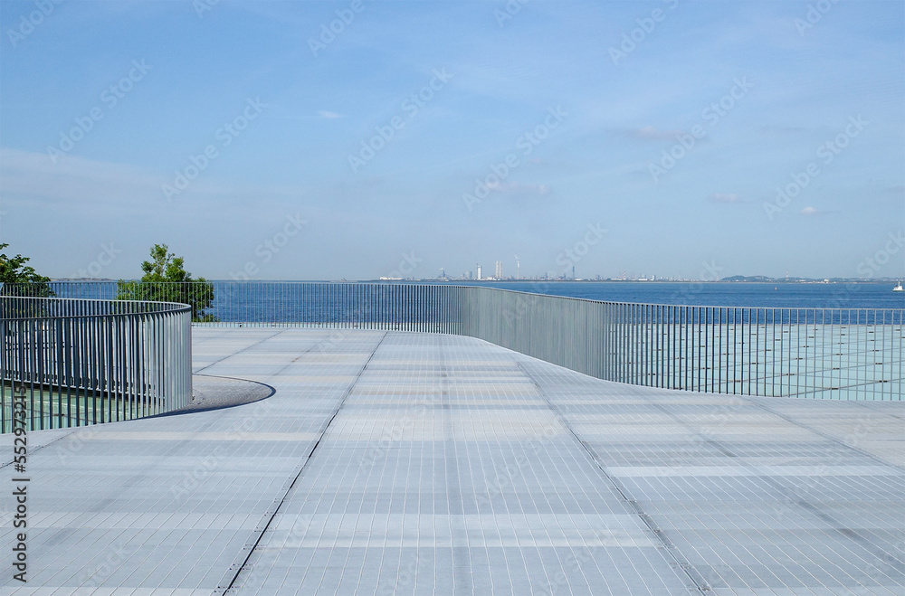 海と水平線とタイルの遠近感のある風景、横須賀美術館