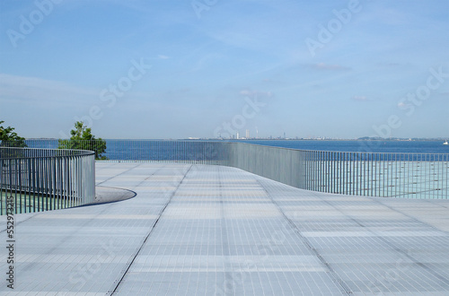 海と水平線とタイルの遠近感のある風景、横須賀美術館