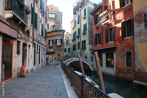 Vieux canal étroit de Venise et Pont del Carmini photo