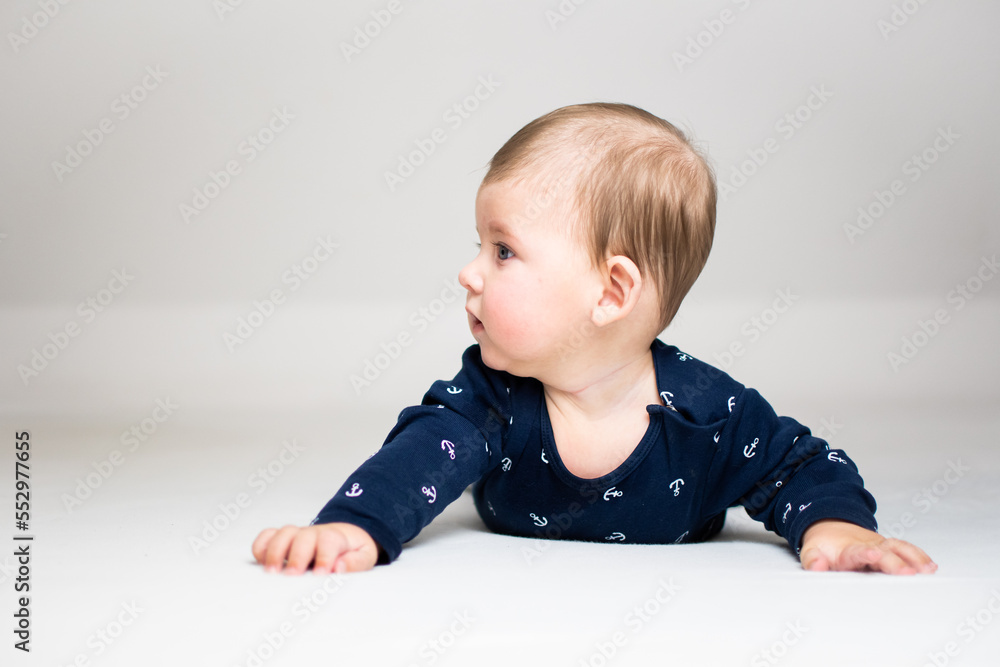 Baby schaut fragend zur Seite