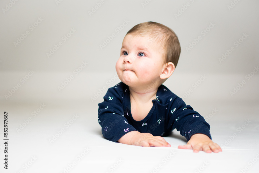 Baby im Liegen mit erhobenem Kopf Baby im Liegen mit erhobenem Kopf