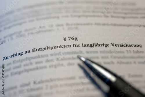 Auszug aus einem deutsche Gesetzbuch zum Thema Grundrente mit dem Text "Zuschlag an Entgeltpunkten für langjährige Versicherung" in deutscher Sprache