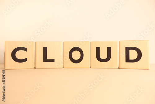 「CLOUD」のアルファベット文字の木製ブロック