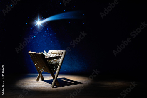 Foto Nativity of Jesus, empty manger at night with bright lights.